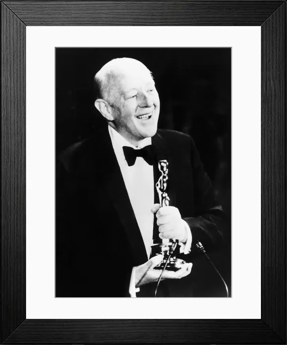 Framed Print : Alec Guinness actor collects speacial award at Oscars in May 1980 Framed Print : Alec Guinness actor collects speacial award at Oscars in May 1980