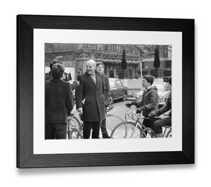 Framed Print : Actor Telly Savalas, surrounded by young fans with bikes Framed Print : Actor Telly Savalas, surrounded by young fans with bikes