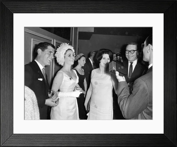 Framed Print : Elizabeth Taylor, host to Bolshoi Ballet to see Cleopatra August 1963 Framed Print : Elizabeth Taylor, host to Bolshoi Ballet to see Cleopatra August 1963