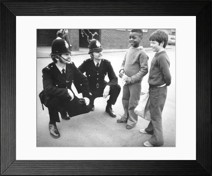 Framed Print : Two policemen on the beat in Coventry, stop to chat with a couple of young lads Framed Print : Two policemen on the beat in Coventry, stop to chat with a couple of young lads