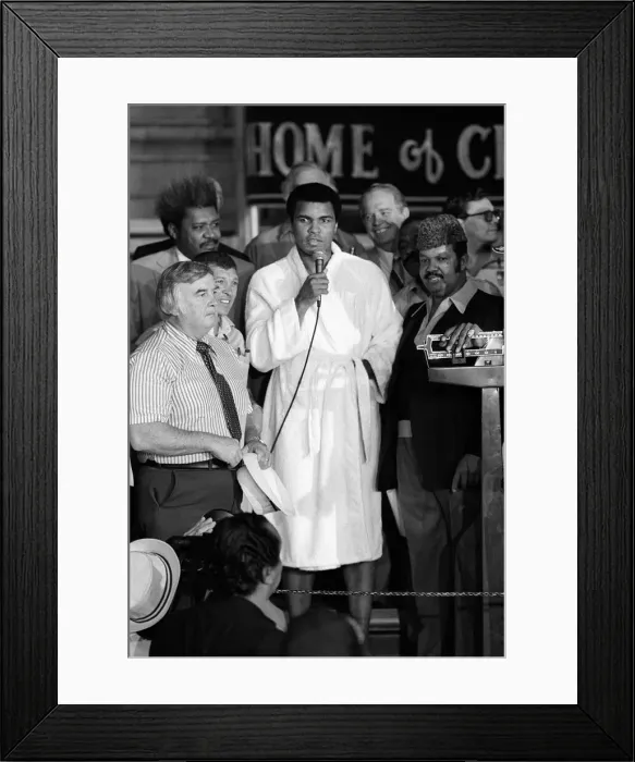 Framed Print : World Heavyweight Title fight between challenger Muhammad Ali Framed Print : World Heavyweight Title fight between challenger Muhammad Ali