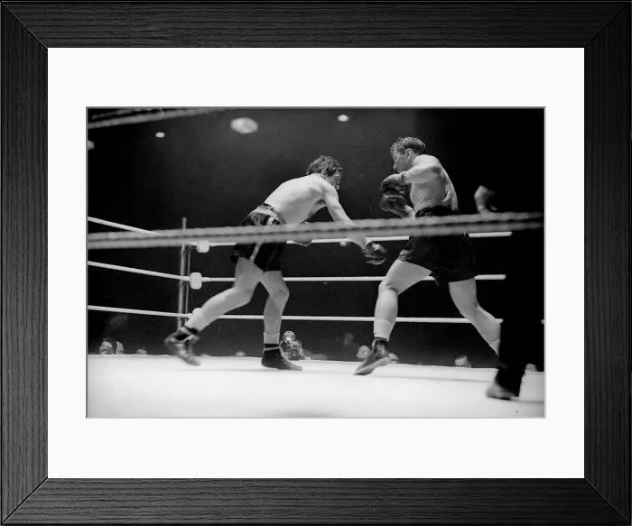 Framed Print : Freddie Mills v Gus Lesnevich - July 1946 in action Framed Print : Freddie Mills v Gus Lesnevich - July 1946 in action