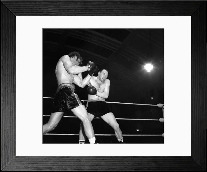Framed Print : Joe Bugner Heavyweight Boxer February 1971 throws a punch at Canadian Bill Drover Framed Print : Joe Bugner Heavyweight Boxer February 1971 throws a punch at Canadian Bill Drover