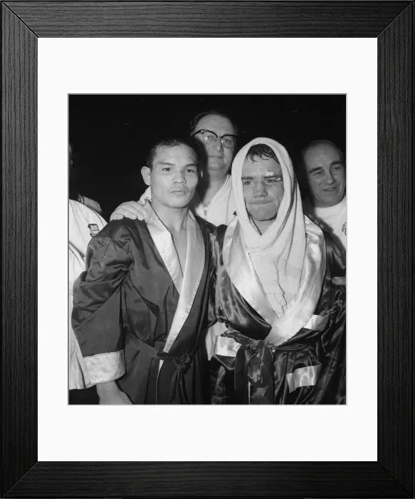 Framed Print : Walter McGowan v Chartchai Chionoi Sept 1967 Flyweight Boxing at Wembley Framed Print : Walter McGowan v Chartchai Chionoi Sept 1967 Flyweight Boxing at Wembley
