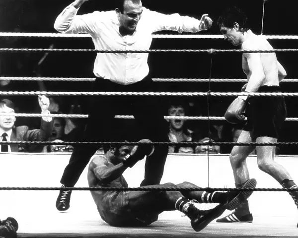 Barry McGuigan v Eusebio Pedroza Boxing June 1985 Eusebio Pedroza goes down in