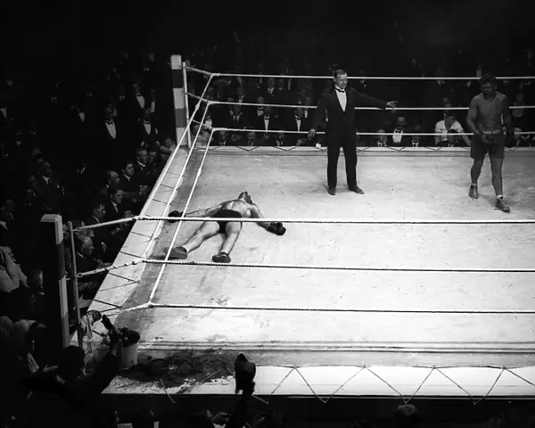 Wells v Beckett in a Boxing Match May 1920 Wells has been knocked out