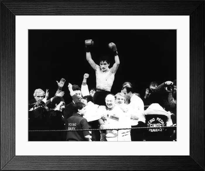 Framed Print : Barry McGuigan v Eusebio Pedroza Boxing June 1985 Eusebio Pedroza went down in Framed Print : Barry McGuigan v Eusebio Pedroza Boxing June 1985 Eusebio Pedroza went down in