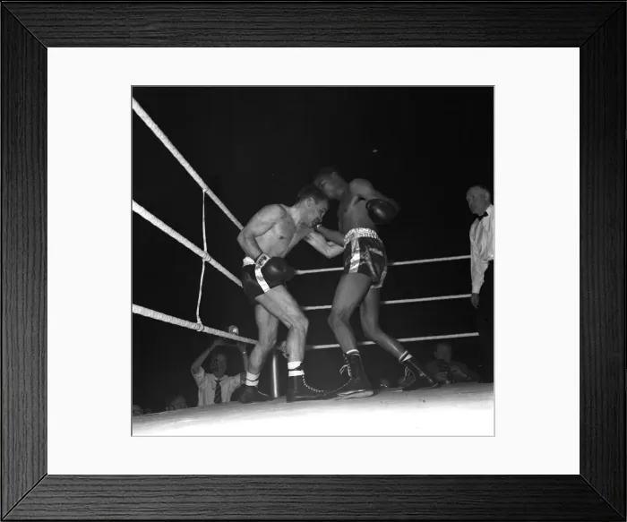 Framed Print : Dave Charnley v Doug Vaillant in London January 1962