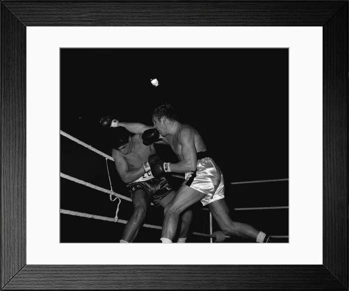 Framed Print : Boxers Billy Walker v Eduardo Corletti Boxing in 1965