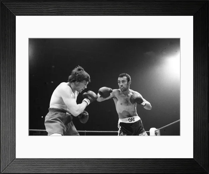 Framed Print : European Middleweight holder Tony Sibson v Alan Minter at Wembley 1981 Framed Print : European Middleweight holder Tony Sibson v Alan Minter at Wembley 1981