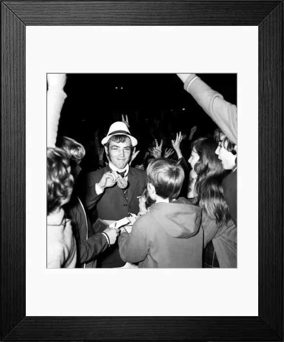 Framed Print : Boxer Alan Minter returns from Berlin olympics with 1972 bronze medal greeted by Framed Print : Boxer Alan Minter returns from Berlin olympics with 1972 bronze medal greeted by