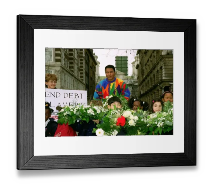 Framed Print : Boxing legend Muhammad Ali (Cassius Clay) February 1999 meets the children of Brixton Framed Print : Boxing legend Muhammad Ali (Cassius Clay) February 1999 meets the children of Brixton