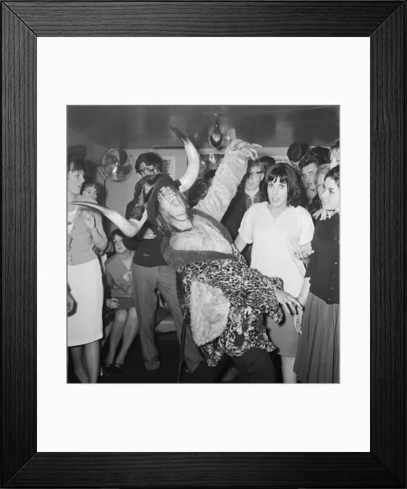 Framed Print : Screaming Lord Sutch seen here performing at the 2-1s coffee bar in Soho Framed Print : Screaming Lord Sutch seen here performing at the 2-1s coffee bar in Soho