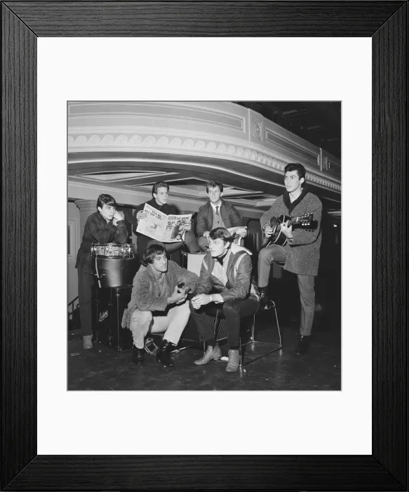 Framed Print : Pop singer Tommy Roe (front right) with his group The Roemans waiting on their packed