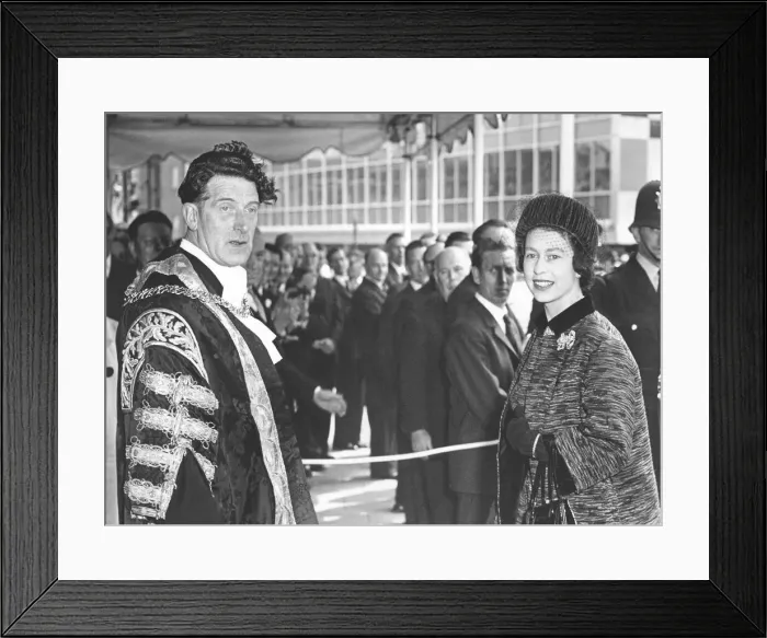 Framed Print : Queen Elizabeth IIs visit to Coventry for the consecration of the new cathedral