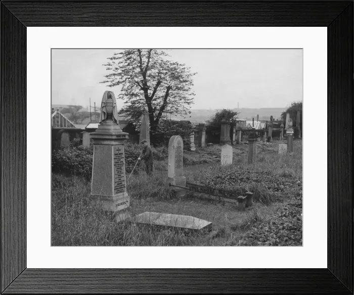 Framed Print : Southern Necropolis, Commercial Road, Glasgow 3rd January 1956 Framed Print : Southern Necropolis, Commercial Road, Glasgow 3rd January 1956