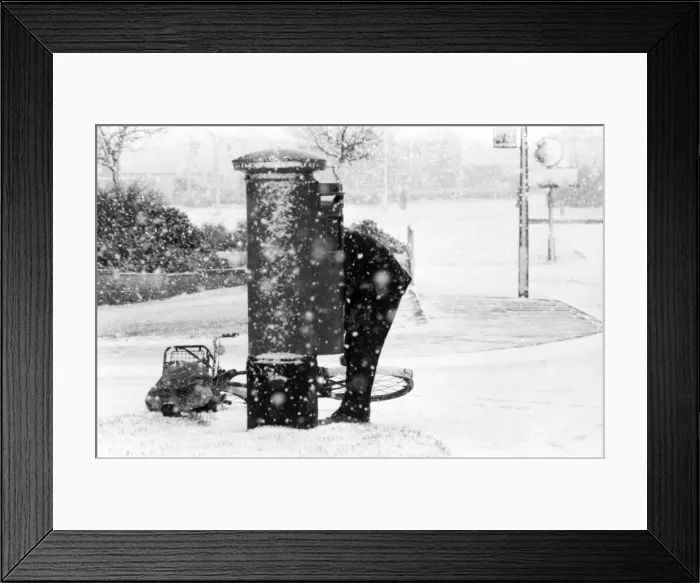 Framed Print : Heavy snow falls in Kent: The Postman collecting the mail in the heavy snow fall
