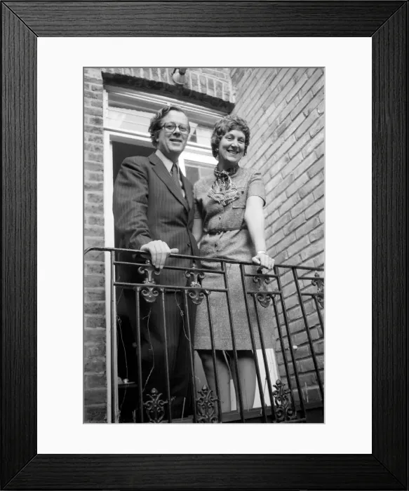 Framed Print : Tory party Leadership Contestants. Sir Geoffrey and Lady Howe at their home in S. W Framed Print : Tory party Leadership Contestants. Sir Geoffrey and Lady Howe at their home in S. W