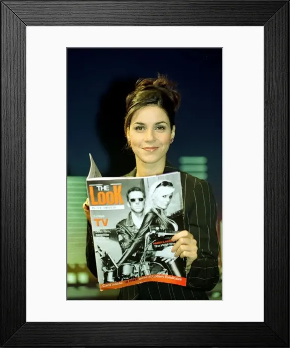  : Tv Presenter Julia Bradbury November 1997 With her copy of the Mirrors Look magazine
