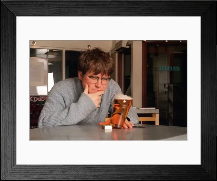 Framed Print : Will McDonald TV Presenter & TFI Friday stage mgr Nov 98 Sitting at bar with pint Framed Print : Will McDonald TV Presenter & TFI Friday stage mgr Nov 98 Sitting at bar with pint