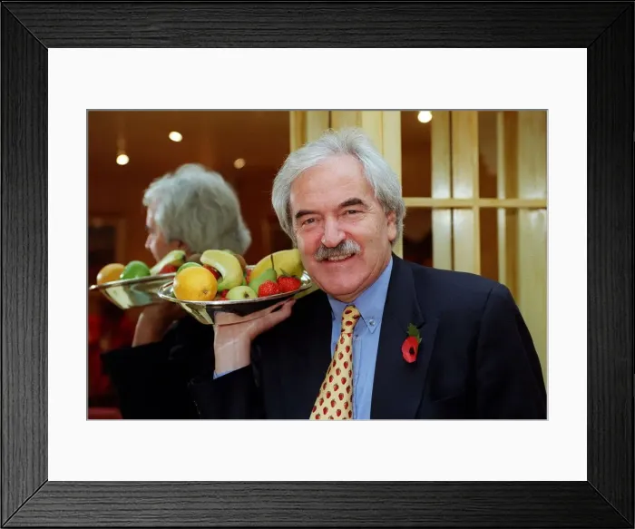 Framed Print : Des Lynam TV Presenter March 98 Holding tray of fruit