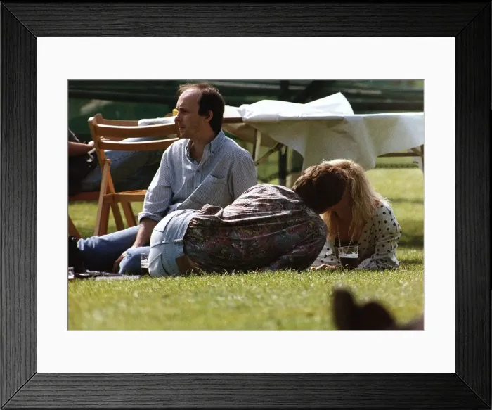 Framed Print : Suzanne Dando TV Presenter with boyfriend Christopher Qakes laying on grass kissing Framed Print : Suzanne Dando TV Presenter with boyfriend Christopher Qakes laying on grass kissing