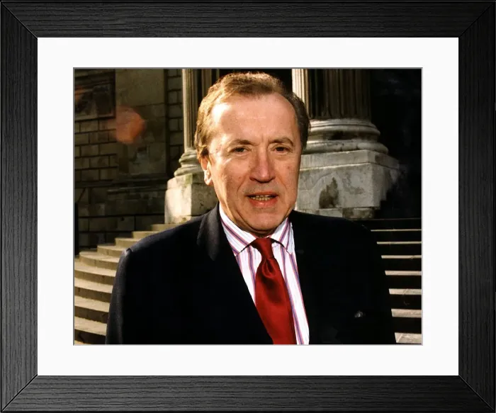 Framed Print : David Frost TV Presenter of the Frost Programme tackling big topical issues in London Framed Print : David Frost TV Presenter of the Frost Programme tackling big topical issues in London