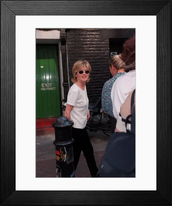 Framed Print : Anthea Turner TV Presenter May 98 On a pub crawl with Virgin radio boss Chris Evans Framed Print : Anthea Turner TV Presenter May 98 On a pub crawl with Virgin radio boss Chris Evans