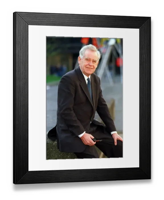 Framed Print : Magnus Magnusson TV presenter and Quizmasterof Mastermind Framed Print : Magnus Magnusson TV presenter and Quizmasterof Mastermind