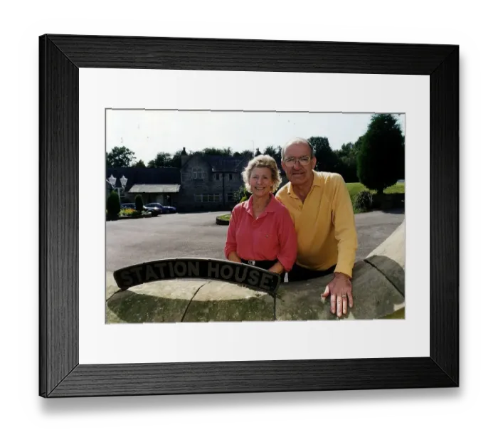 Framed Print : Jim Bowen TV Presenter with wife outside home Framed Print : Jim Bowen TV Presenter with wife outside home