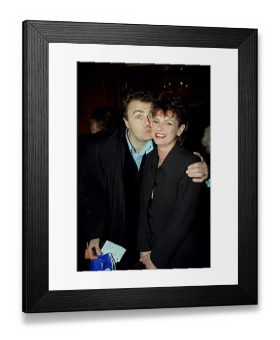 Framed Print : Paul Ross TV Presenter May 98 Giving Della Bovey a friendly kiss at the premiere of