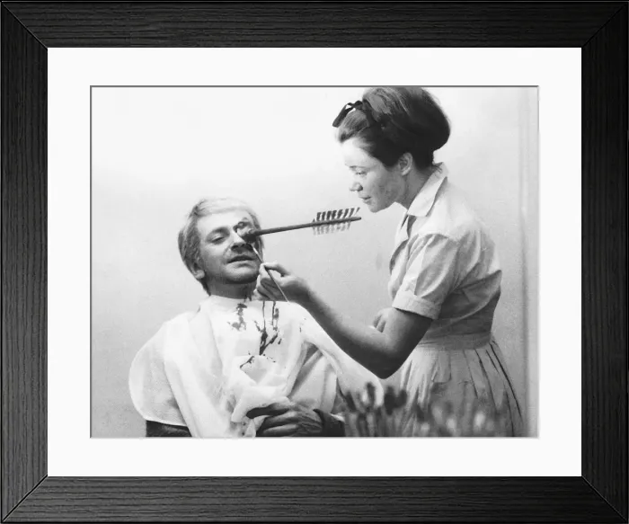 Framed Print : Death Of Harold BBC TV Programme Conquest'following the Battle Of Hastings in