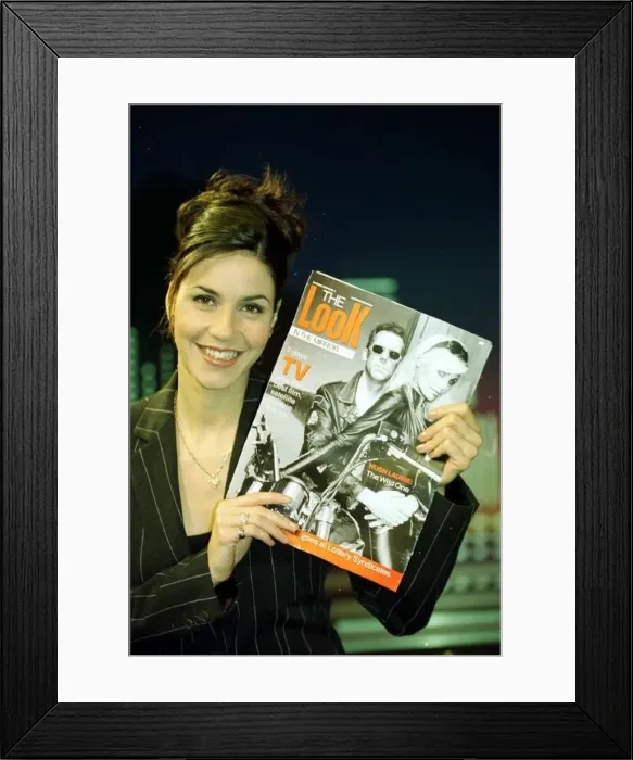 : Tv Presenter Julia Bradbury November 1997 With her copy of the Mirrors Look magazine : Tv Presenter Julia Bradbury November 1997 With her copy of the Mirrors Look magazine