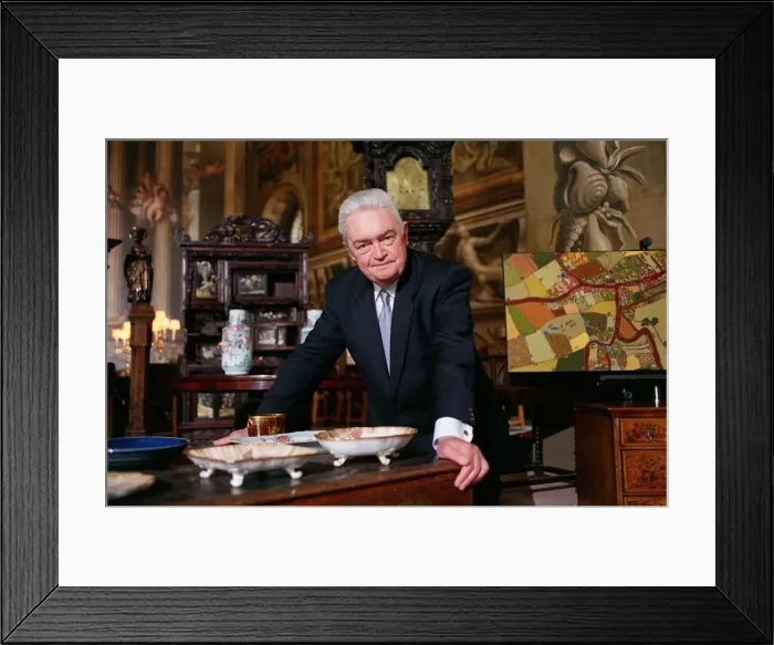 Framed Print : Hugh scully TV Presenter October 98 Presenter of The Antiques Roadshow on BBC1