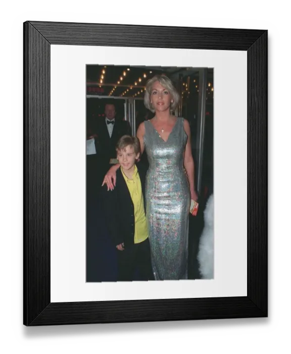  : Sheryl Gascoigne TV Presenter with son March 1998 arriving at the film premiere of