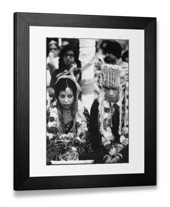 Framed Print : Tyneside Hindu bride Sasha Bedi, aged 28, married a man she Framed Print : Tyneside Hindu bride Sasha Bedi, aged 28, married a man she
