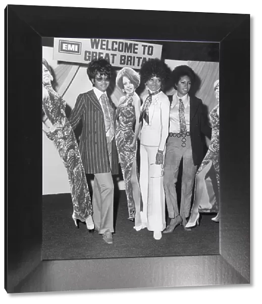 Diana Ross and the Supremes at the London Palladium. Cindy Birdsong (left)