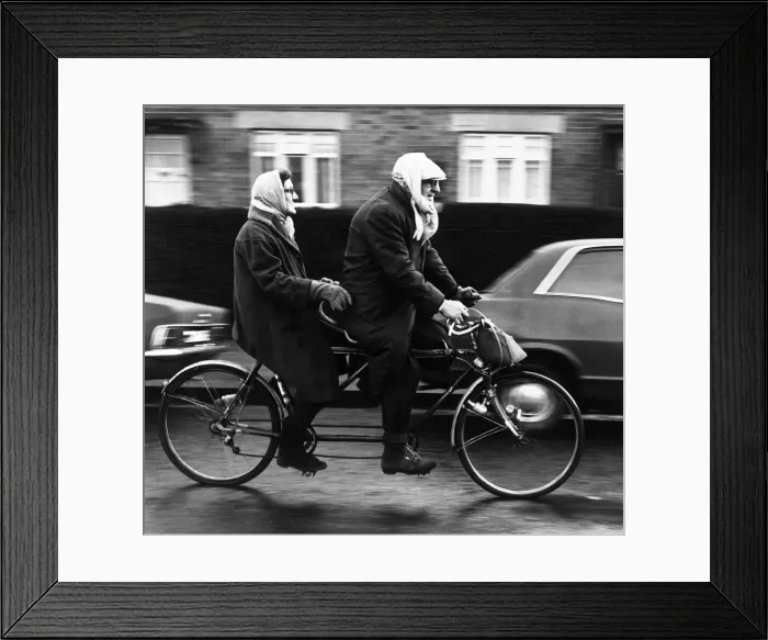Framed Print : Stanley (70) and Erna (63) Livingstone, riding their tandem bike in Renfrew, Scotland