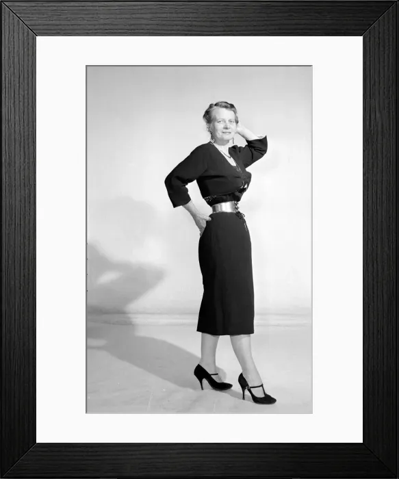 Framed Print : Mrs Grainger with her amazing 13'waist Circa 1960