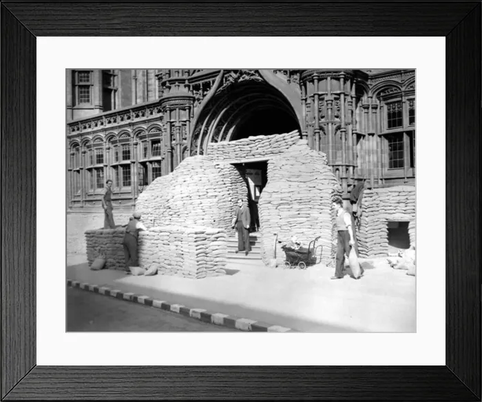 : Sandbags being piled up outside Birmingham Magistrates Court during the war : Sandbags being piled up outside Birmingham Magistrates Court during the war