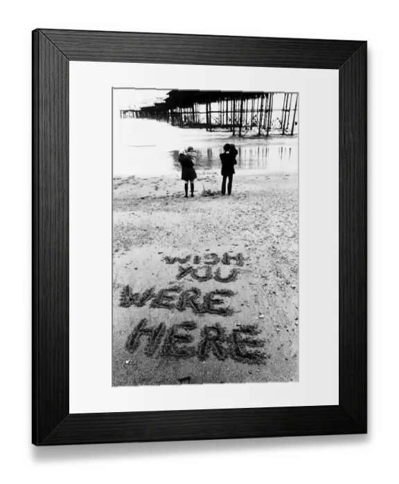 Framed Print : Holidaymakers Mike and Maggie Markham on the beach at Brighton Sussex during a June with