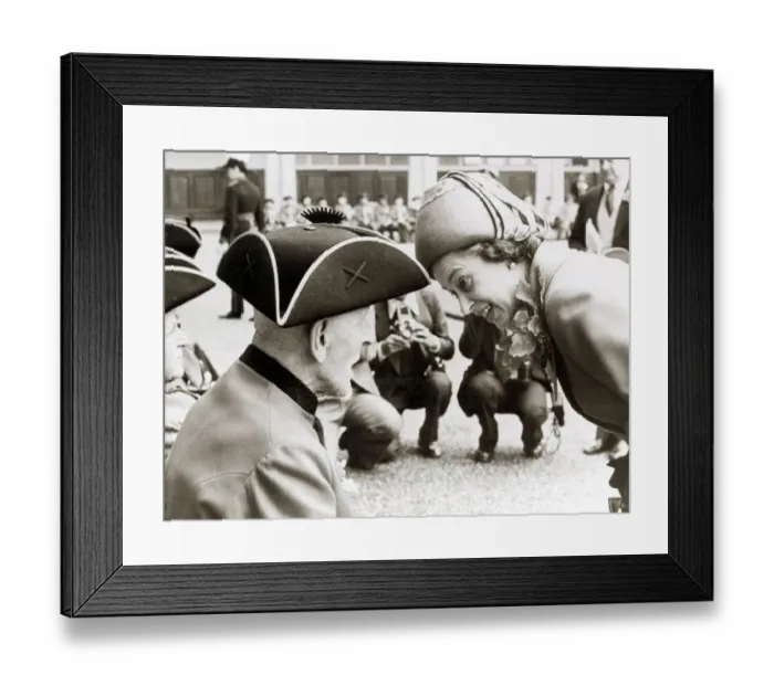 Framed Print : Queen Elizabeth II talking to 93-year-old Bill Avery Chelsea Pensioners on Parade