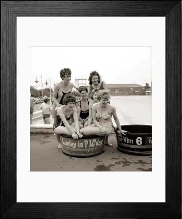 Framed Print : Women taking part in a Sunday pictorial sponsored Tub Race at Butlins Holiday Camp
