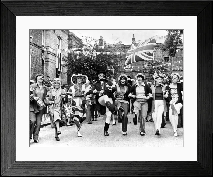 Framed Print : Queen Elizabeth II Silver Jubilee, June 1977 Street party in Radcot Framed Print : Queen Elizabeth II Silver Jubilee, June 1977 Street party in Radcot