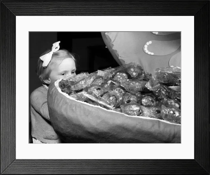 Framed Print : Giant Easter Egg - 1960 a gift for the Great Ormond Street Hospital for Sick