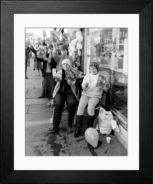 Framed Print : Sisters Magaret Pepper and Carole Peacock at the front of the line for the cheapest Framed Print : Sisters Magaret Pepper and Carole Peacock at the front of the line for the cheapest