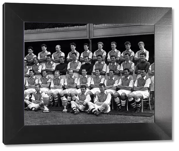 Sport - Footbal - Arsenal - 1955-56 - Team Back Row - L to R - Popple, Nicholas