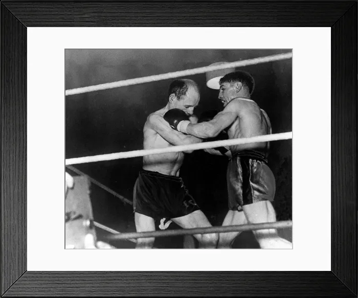 Framed Print : terry Allen fights against Teddy Gardner for the British Framed Print : terry Allen fights against Teddy Gardner for the British