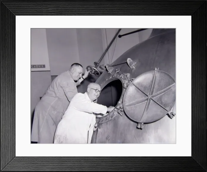 Framed Print : Ansells Bewery. Through a hatch in one of the giant new mash tuns Framed Print : Ansells Bewery. Through a hatch in one of the giant new mash tuns