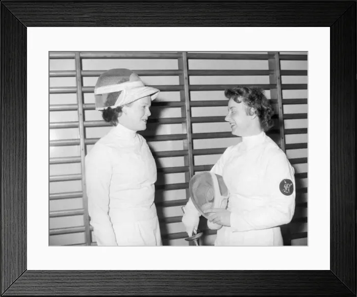 : Fencing lessons at the B. A. I. Women chatting after their fencing lesson. 1958 : Fencing lessons at the B. A. I. Women chatting after their fencing lesson. 1958